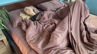 Touchy blonde hottie Bailey Blue provides her guy balmy blowjob