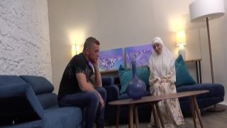 Lizz Tayler fondling penis and consuming proteins