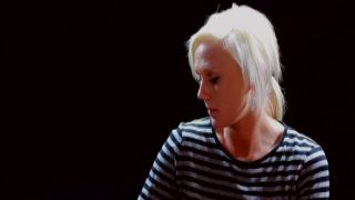 Two chicks get their pussies felt in warm threesome action